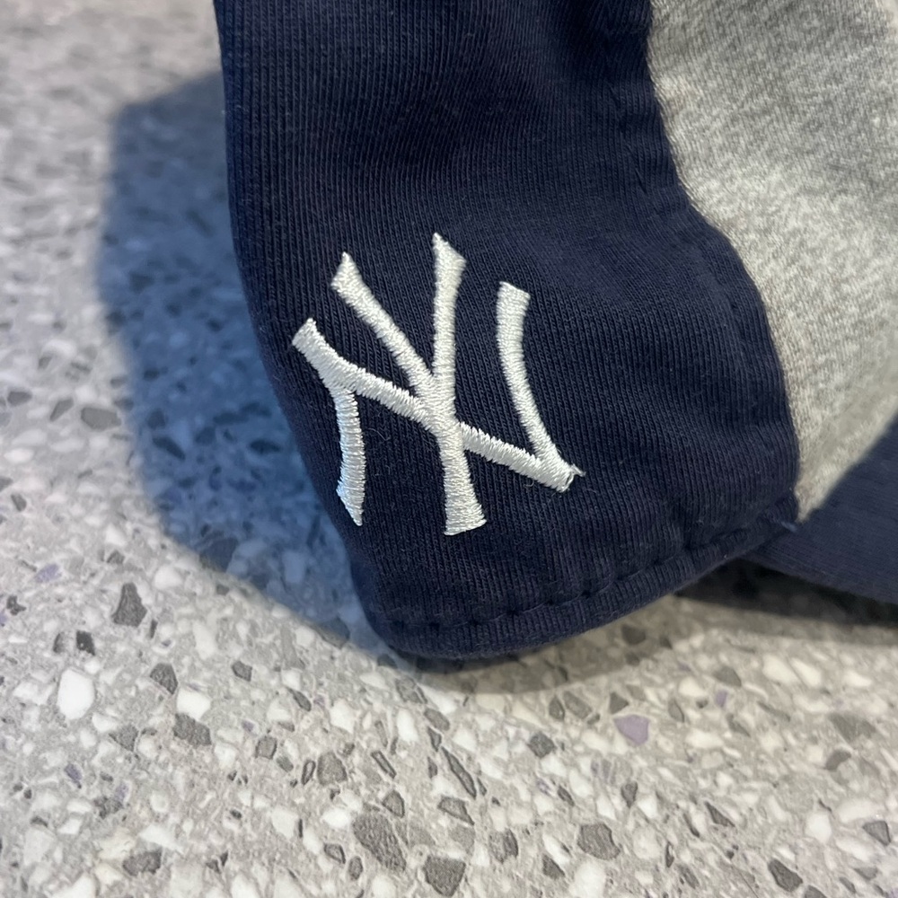 New Era Yankees Youth Two-Tone Navy and Gray Cap with Red Logo - Picture 4 of 9